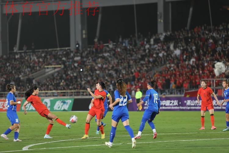 中国裁判组执裁U-20女足世界杯法国队对阵加拿大队比赛 中国裁判组执裁U-20女足世界杯法国队对阵加拿大队比赛